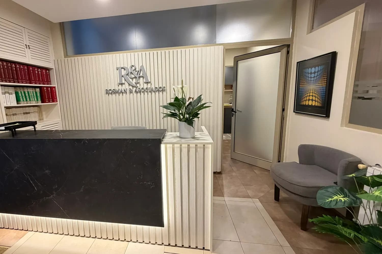 Recepción, con el logo del Estudio · Oficina de Santa Fe